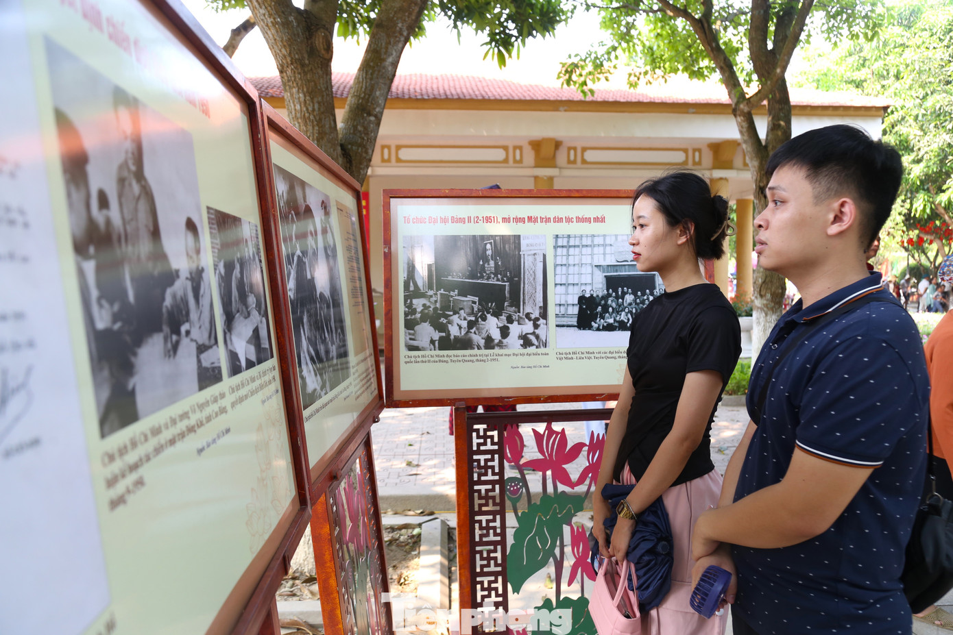 Dịp này, du khách còn được tham quan triển lãm chuyên đề "Âm vang Điện Biên" nhân Kỷ niệm 70 năm chiến thắng Điện Biên Phủ và 134 năm ngày sinh của Chủ tịch Hồ Chí Minh.