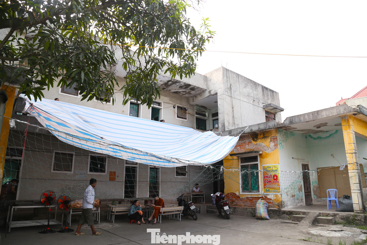 Xóm chạy thận đối diện Bệnh viện đa khoa thành phố Vinh cơ sở 2 (phường Quán Bàu, TP Vinh, Nghệ An) là nơi cư ngụ của các bệnh nhân chạy thận. Họ từ nhiều nơi trong tỉnh Nghệ An đến đây thuê trọ để tiện cho việc lọc máu tuần 3 lần. Những ngày này, nắng nóng lên tới 42 độ C, phòng trọ bé xíu, chật chội trở nên nóng nực hơn.