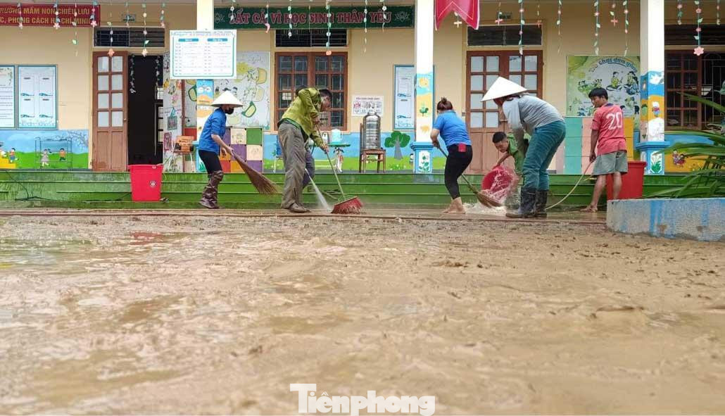 Cơn lũ tối 4/9 ở huyện miền núi Kỳ Sơn (Nghệ An) đã khiến một số tuyến đường và cầu tràn bị sạt lở và hư hỏng nặng nề. Nhiều điểm trường cũng chưa thể tổ chức lễ khai giảng và dạy học theo đúng kế hoạch. Cơn lũ tối 4/9 ở huyện miền núi Kỳ Sơn (Nghệ An) đã khiến một số tuyến đường và cầu tràn bị sạt lở và hư hỏng nặng nề. Nhiều điểm trường cũng chưa thể tổ chức lễ khai giảng và dạy học theo đúng kế hoạch.