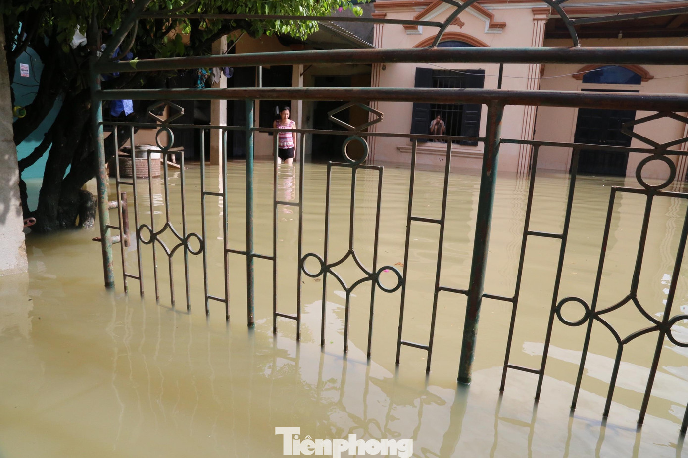 Nhiều ngôi nhà vẫn ngập sâu trong nước dù 4 ngày qua không có mưa Nhiều ngôi nhà vẫn ngập sâu trong nước dù 4 ngày qua không có mưa