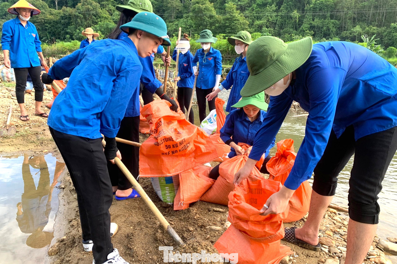 Chị Lô Thị Đài Trang, Bí thư Đoàn xã Yên Hòa cho biết, ở Bản Cọoc, bà con hiện nay vẫn lưu giữ văn hóa thủy nông của đồng bào dân tộc Thái, dẫn nước vào ruộng bằng cọn nước. Do vào khoảng tháng 4 có mưa to, gây lụt nên đập nước bị cuốn trôi, nước không vào khe nên không đủ lực cho cọn nước quay, thiếu nước sản xuất. Đoàn xã phối hợp với đội sinh viên tình nguyện trường Đại học Kinh tế Nghệ An đã hỗ trợ làm đập dẫn nước vào ruộng.