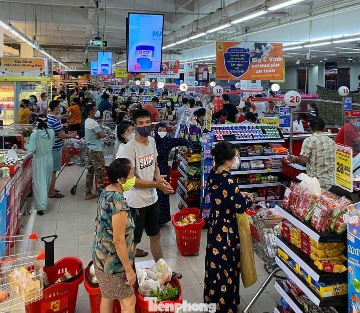 Ghi nhận trong tối 22/8, hàng trăm người đổ xô đến các siêu thị, tạp hoá để mua sắm hàng hoá, nhu yếu phẩm. Kể từ 0h ngày 23/8, người dân phải “ở yên trong nhà”, cấm ra đường, kể cả đi chợ trong 7 ngày. Trong ảnh người dân mua hàng tại siêu thị Big C Vinh.