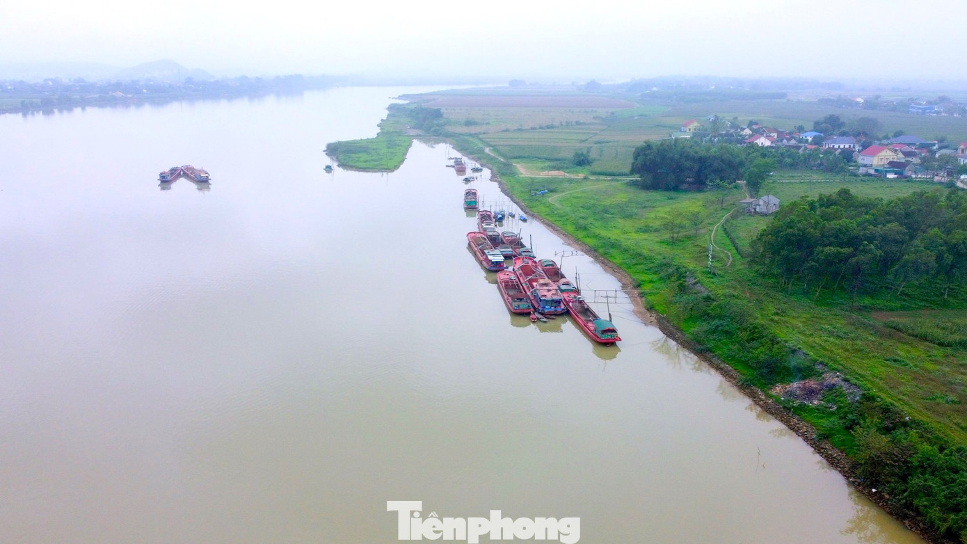 Theo người dân địa phương, việc bờ sông bị sạt lở liên tục ngoài nguyên nhân như mưa lũ, dòng chảy biến động, còn do tác động của việc các tàu khai thác cát ở lòng sông Lam.