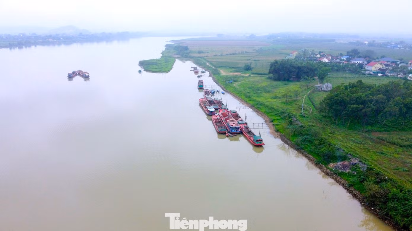 Theo người dân địa phương, việc bờ sông bị sạt lở liên tục ngoài nguyên nhân như mưa lũ, dòng chảy biến động, còn do tác động của việc các tàu khai thác cát ở lòng sông Lam.