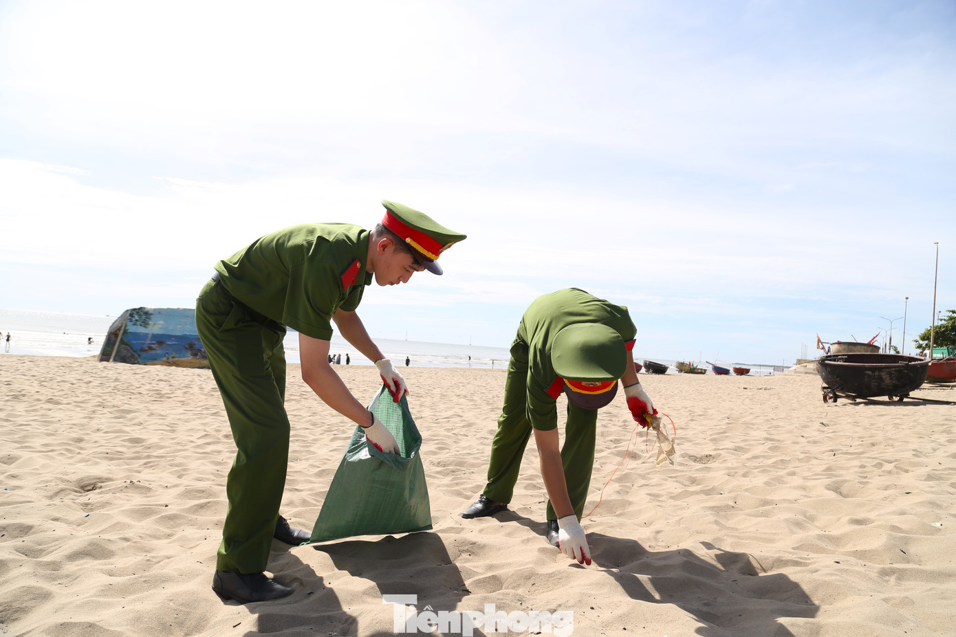 Cán bộ, chiến sĩ Công an hưởng ứng dọn vệ sinh dọc bãi biển, thu gom rác thải nhựa sau lễ ra quân.