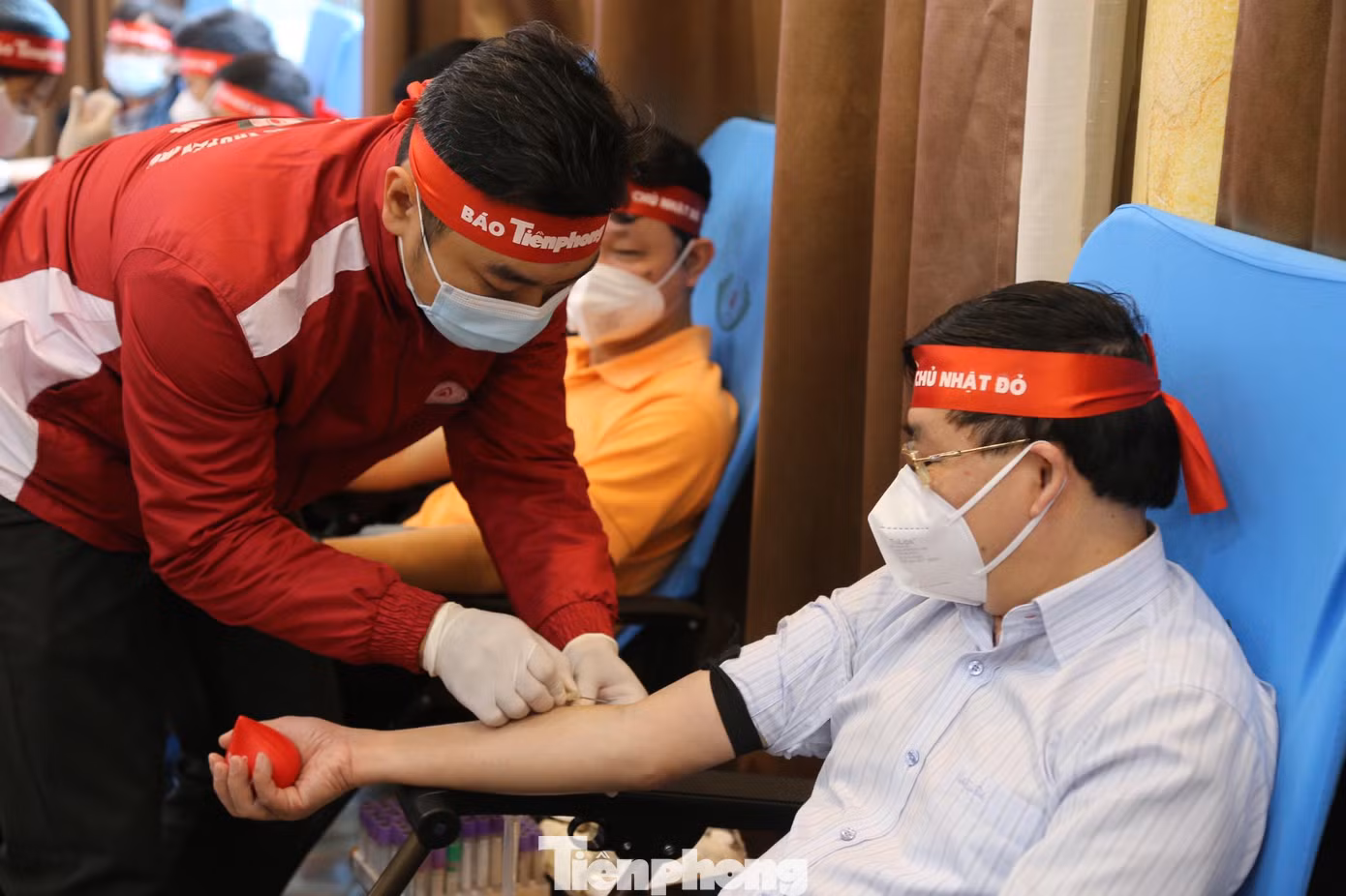 Rất đông người dân, cơ quan đoàn thể đến tham gia hiến máu