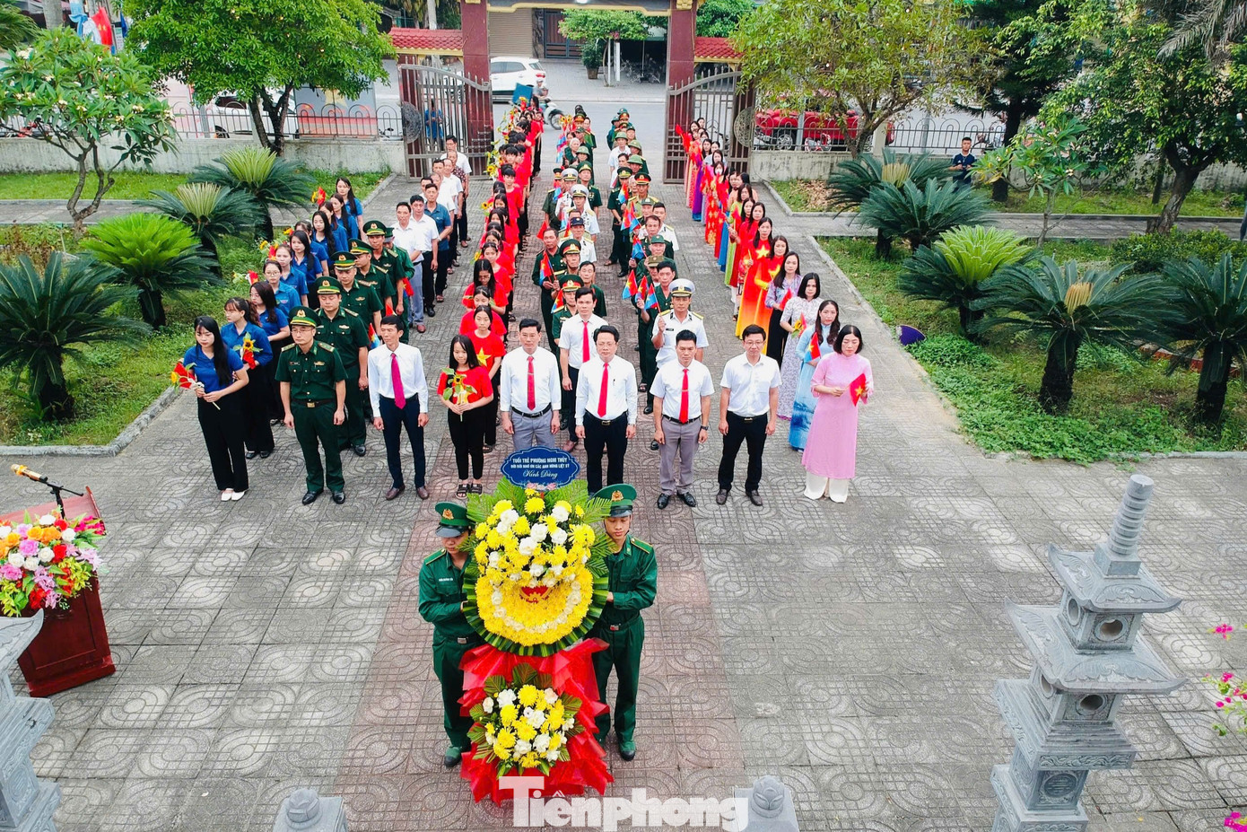 Dâng hoa, dâng hương tại Đài tưởng niệm liệt sĩ thành phố Vinh.