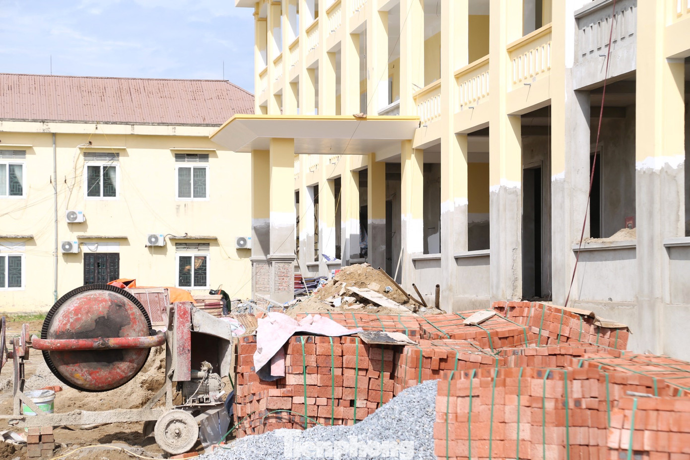 “Bây giờ chỉ hỗ trợ 85 triệu đồng/sào thì cũng thiệt thòi cho người dân. Trên thực tế, khu đất này không phải bỏ hoang mà không thể canh tác được do nguyên nhân khách quan. Chúng tôi cũng mong cấp trên có phương án giải quyết phù hợp cho người dân”, ông Khiêm cho hay.