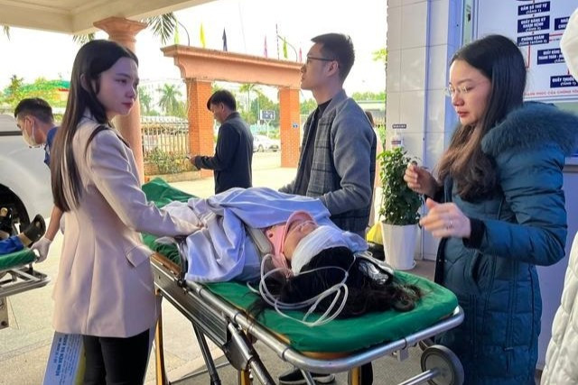 Em M. bị chấn thương cột sống, tổn thương vùng đầu đã được chuyển tuyến ra Hà Nội điều trị.