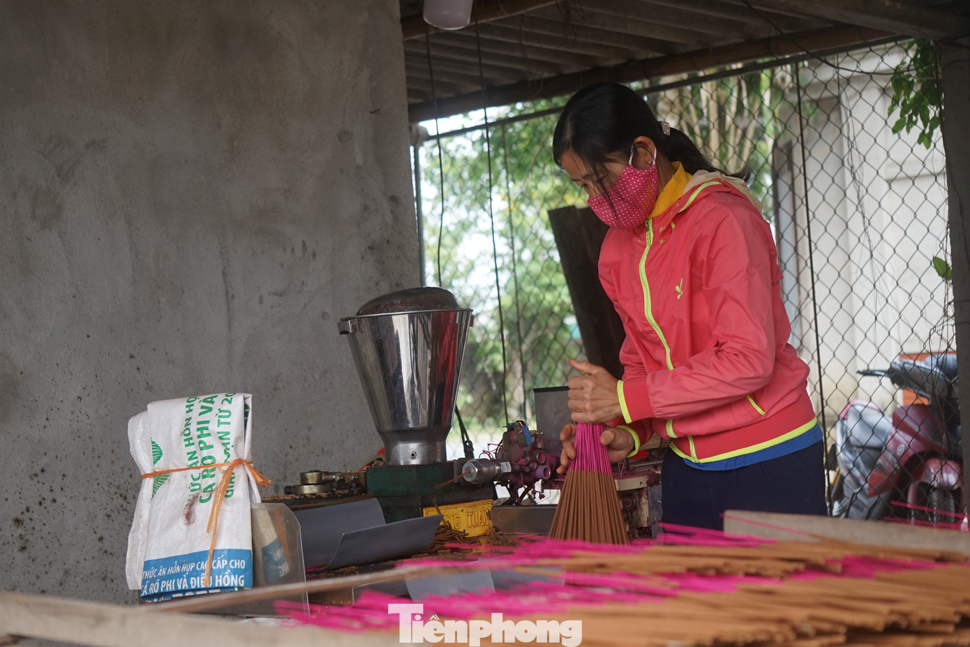 “Ở đây chúng tôi làm hương quanh năm nhưng dịp Tết Nguyên đán là mùa tiêu thụ hương lớn nhất trong năm. Nguồn hàng ngày Tết gấp đôi so với những tháng thường ngày. Dịp này, gia đình phải thuê 15 nhân công làm việc cả ngày, đêm để kịp các đơn hàng cho khách”, chị Nga chia sẻ.
