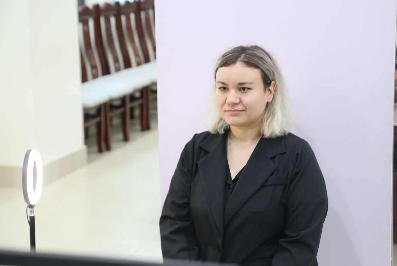 Trước khi triển khai đợt cao điểm, Phòng Quản lý xuất nhập cảnh đã thông báo rộng rãi đến tất cả cơ quan, tổ chức, doanh nghiệp, cá nhân liên quan. Phòng cũng chủ động phân bổ lịch để người nước ngoài đến làm vào những khung giờ trong ngày. Cán bộ Phòng làm các tờ hướng dẫn bằng tiếng Anh và tiếng Trung để người nước ngoài hiểu hơn về các bước quy trình thực hiện.