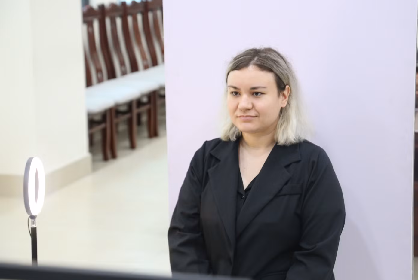 Trước khi triển khai đợt cao điểm, Phòng Quản lý xuất nhập cảnh đã thông báo rộng rãi đến tất cả cơ quan, tổ chức, doanh nghiệp, cá nhân liên quan. Phòng cũng chủ động phân bổ lịch để người nước ngoài đến làm vào những khung giờ trong ngày. Cán bộ Phòng làm các tờ hướng dẫn bằng tiếng Anh và tiếng Trung để người nước ngoài hiểu hơn về các bước quy trình thực hiện.