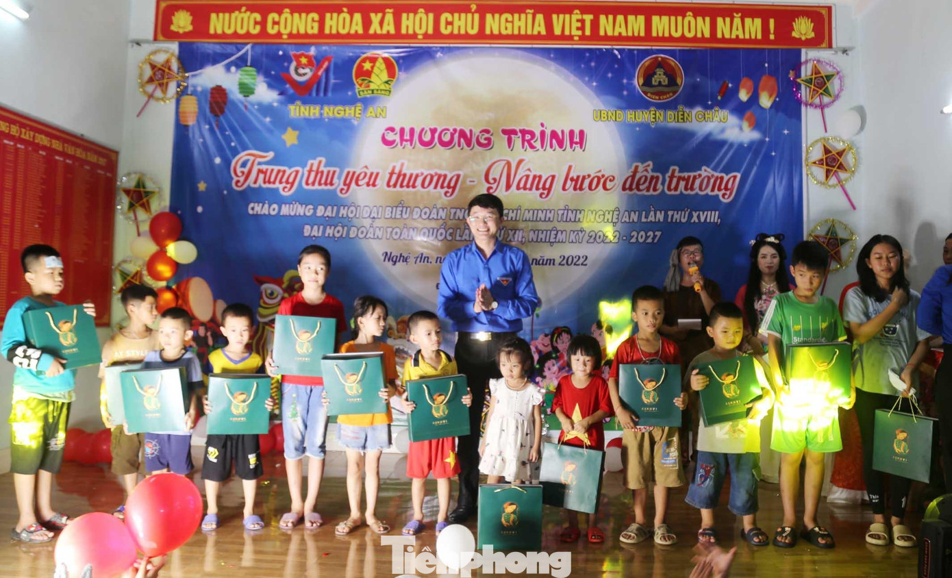 Dịp này, BTV Tỉnh đoàn Nghệ An, Huyện đoàn Diễn Châu, UBND huyện Diễn Châu, UBND xã Diễn Xuân và Chùa Cổ Am đã có hơn 40 suất quà ý nghĩa trao tặng đến các em thiếu nhi tại chương trình