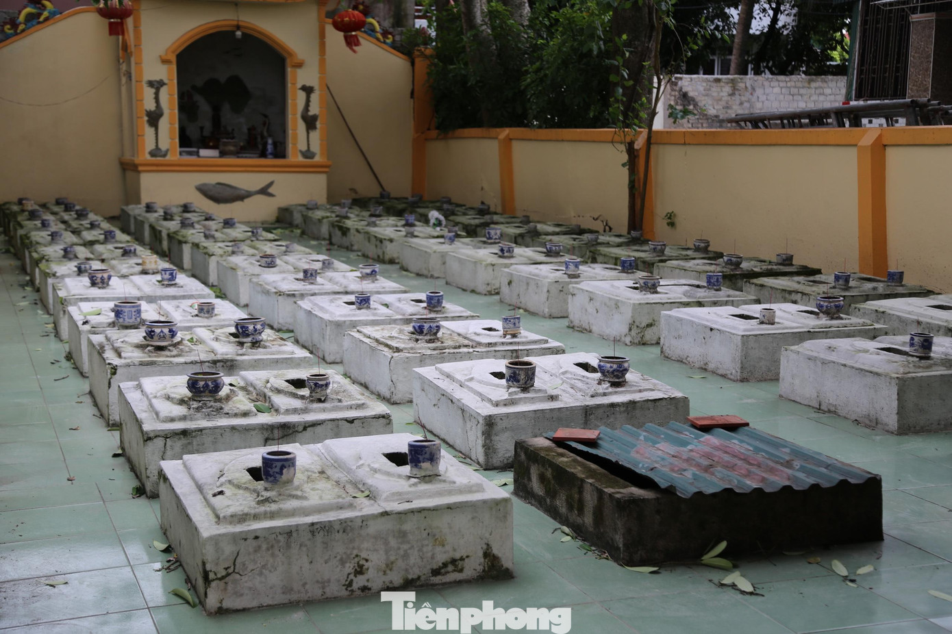 Từ bao đời nay, mỗi khi phát hiện ra xác cá Ông trôi dạt vào bờ, người dân đều đưa về đây chôn cất với tấm lòng thành kính. Năm 2011, người dân góp tiền, góp sức trùng tu nghĩa trang.