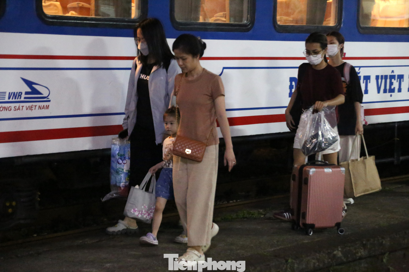 Người dân lỉnh kỉnh đồ đạc về quê nghỉ lễ.