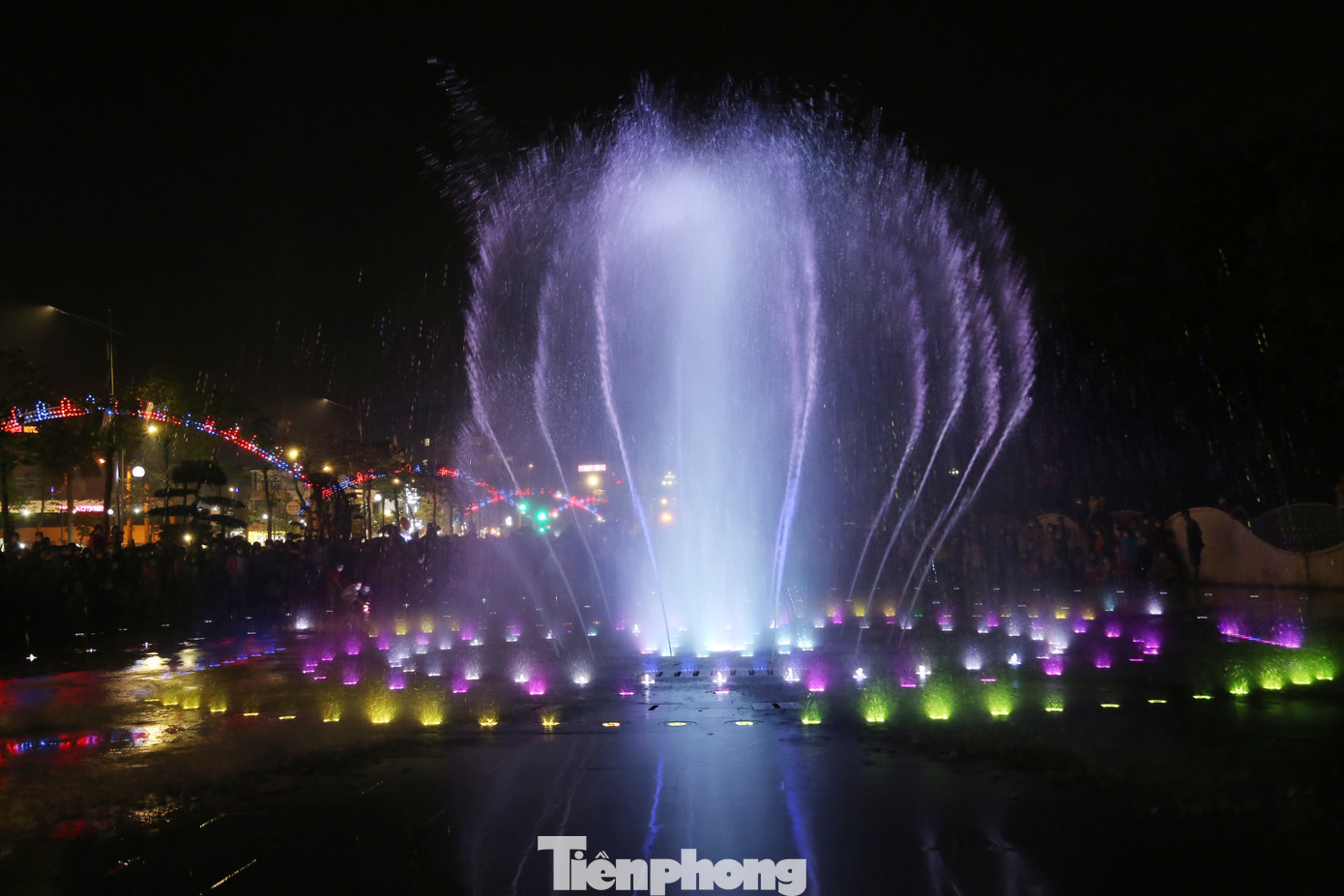 Điểm nhấn của phố đi bộ là dàn nhạc nước rộng gần 1.000m2 lung linh sắc màu.