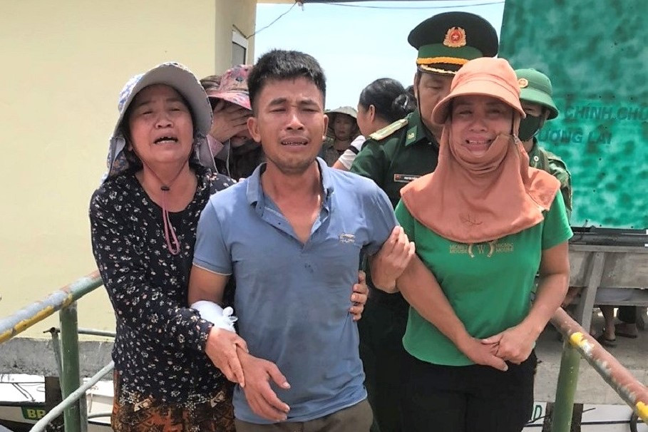 Giây phút anh Hùng đoàn tụ cùng người thân sau khi tàu chìm Giây phút anh Hùng đoàn tụ cùng người thân sau khi tàu chìm