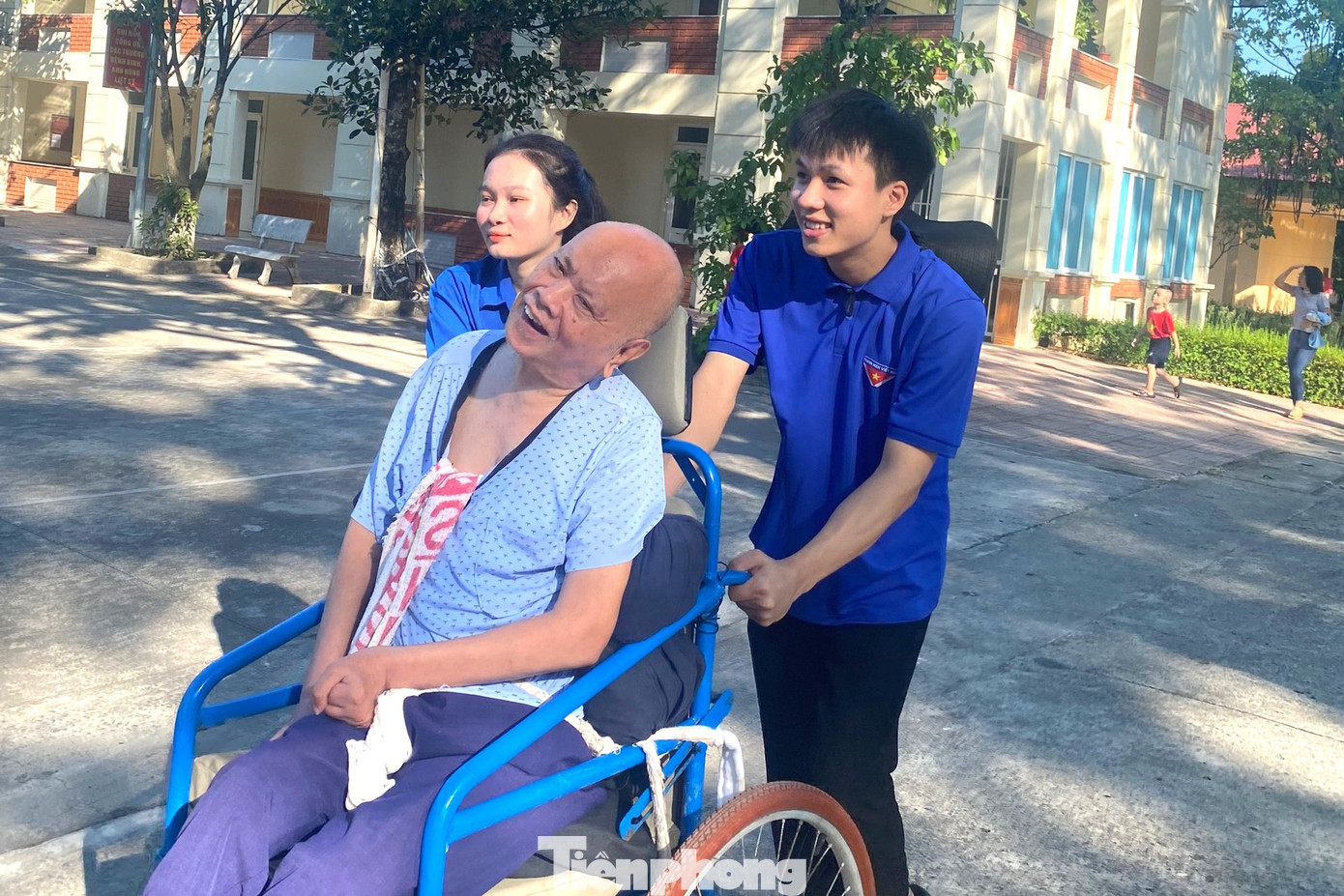 Một trong những hoạt động tình nguyện đầy ý nghĩa trong tháng 7 tri ân của Trường Đại học Y khoa Vinh (Nghệ An) là tổ chức các đội sinh viên tình nguyện chăm sóc cho các thương binh, bệnh binh tại Trung tâm điều dưỡng thương binh Nghệ An. Tại đây, các sinh viên tình nguyện thực hiện các phần việc khác nhau như vệ sinh môi trường khu vực trung tâm; lau dọn phòng ở, bếp nấu; sửa chữa, lau chùi xe lăn; tắm rửa; nấu các bữa cơm yêu thương các bác thương binh nặng,...