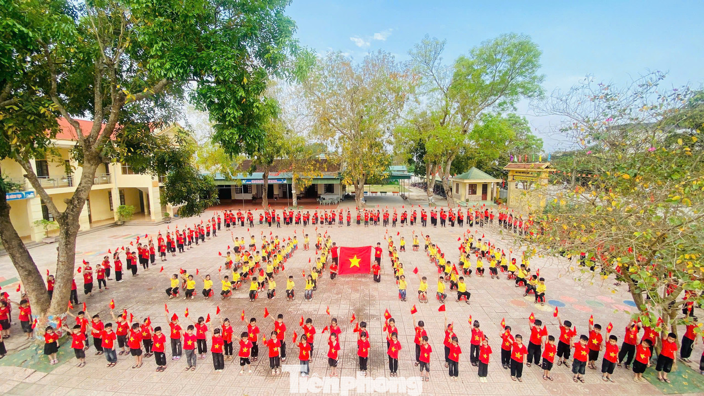 Các em đã cùng nhau tạo nên hình ảnh thiêng liêng, thể hiện lòng biết ơn sâu sắc đến thế hệ cha anh đã hy sinh vì độc lập, tự do cho dân tộc.
