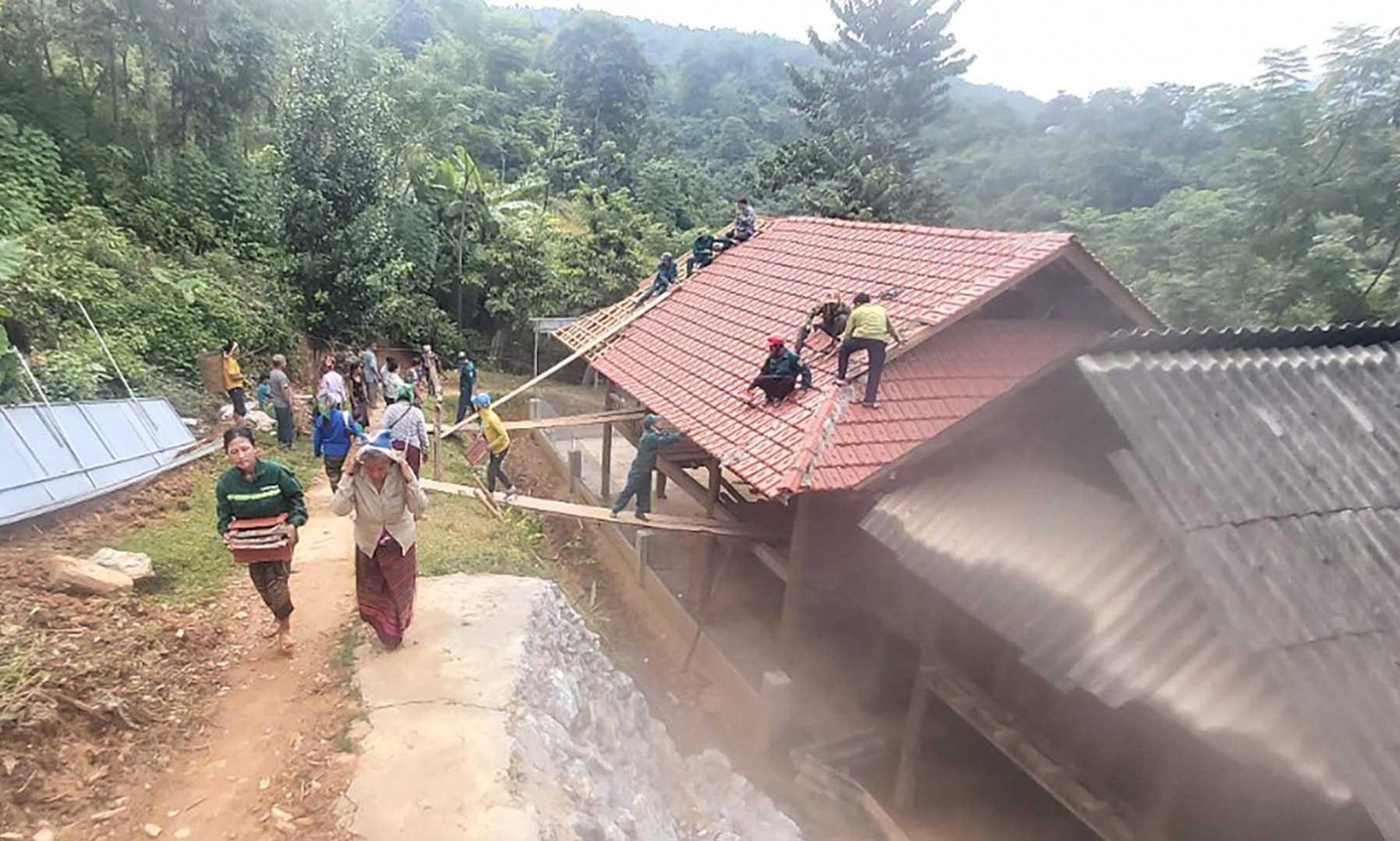 Lực lượng chức năng giúp dân vùng nguy cơ sạt lở di dời tài sản