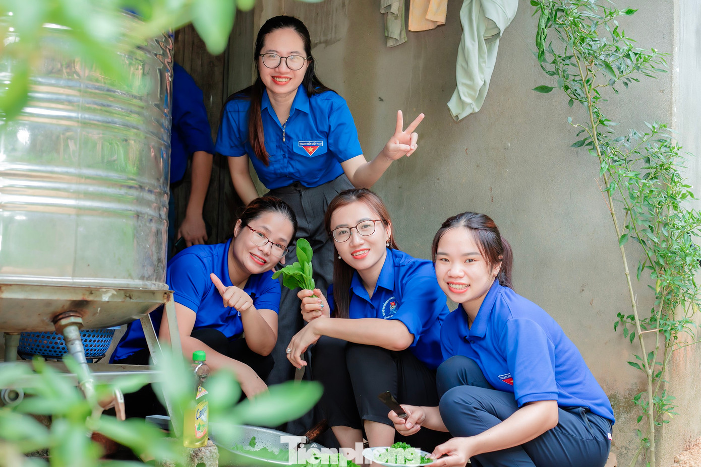 Trong căn bếp nhỏ, mỗi người một tay, người vo gạo, người nhặt rau, thái thịt,… không khí khẩn trương, vui vẻ.