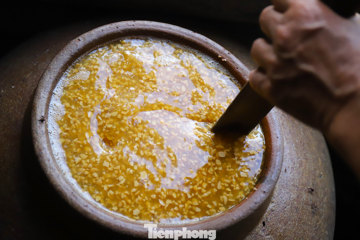 “Hàng ngày phải mở nắp chum, dùng đũa đánh đều tương, tối đậy lại. Sau 45 ngày, hạt đậu chín, nước cốt nổi lên là đạt yêu cầu. Để bảo quản được lâu, chum tương cần được đậy nắp kín, nếu nước lạnh hay nước mưa tạt vào sẽ hỏng”, bà Hồng chia sẻ.