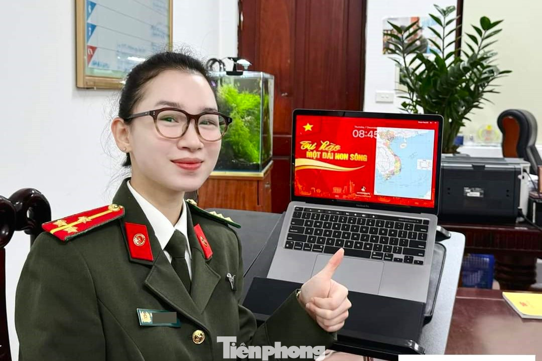 Bản đồ Việt Nam được đặt làm hình nền trên máy tính bàn làm việc của cán bộ, chiến sĩ công an.