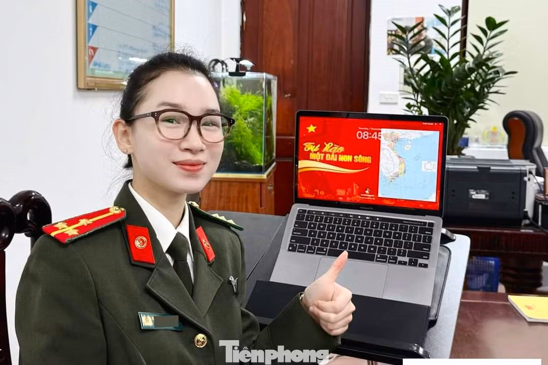 Bản đồ Việt Nam được đặt làm hình nền trên máy tính bàn làm việc của cán bộ, chiến sĩ công an.