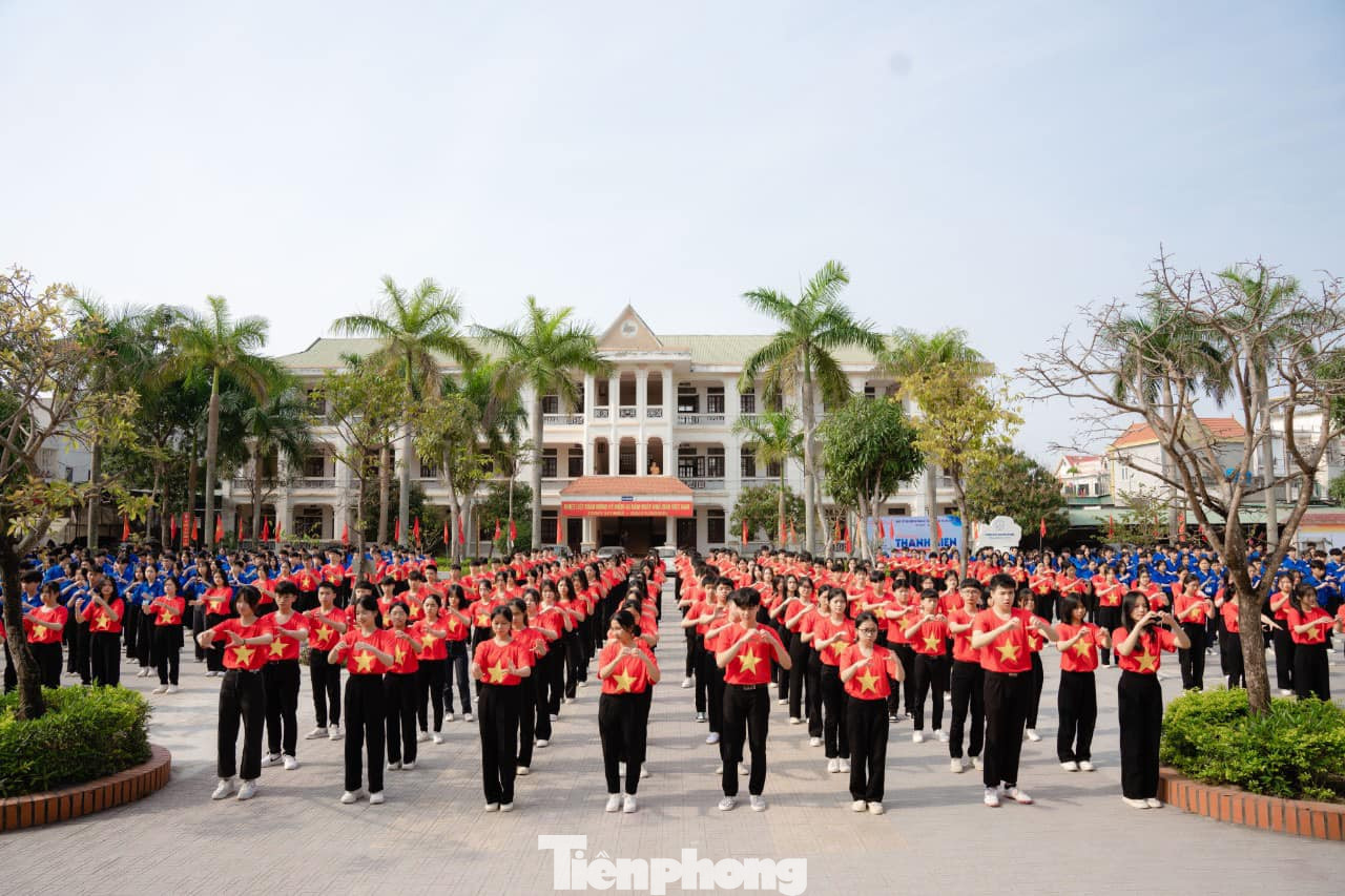 Theo đó, các đơn vị lựa chọn bài đồng diễn đã được Huyện Đoàn tập huấn qua hàng năm hoặc tùy theo điều kiện của từng đơn vị có thể chọn các bài đồng diễn phù hợp. Các bài đồng diễn tham gia Hội thi phải được tập luyện công phu trên nền nhạc có sẵn, phù hợp với lứa tuổi học trò. Theo đó, các đơn vị lựa chọn bài đồng diễn đã được Huyện Đoàn tập huấn qua hàng năm hoặc tùy theo điều kiện của từng đơn vị có thể chọn các bài đồng diễn phù hợp. Các bài đồng diễn tham gia Hội thi phải được tập luyện công phu trên nền nhạc có sẵn, phù hợp với lứa tuổi học trò.