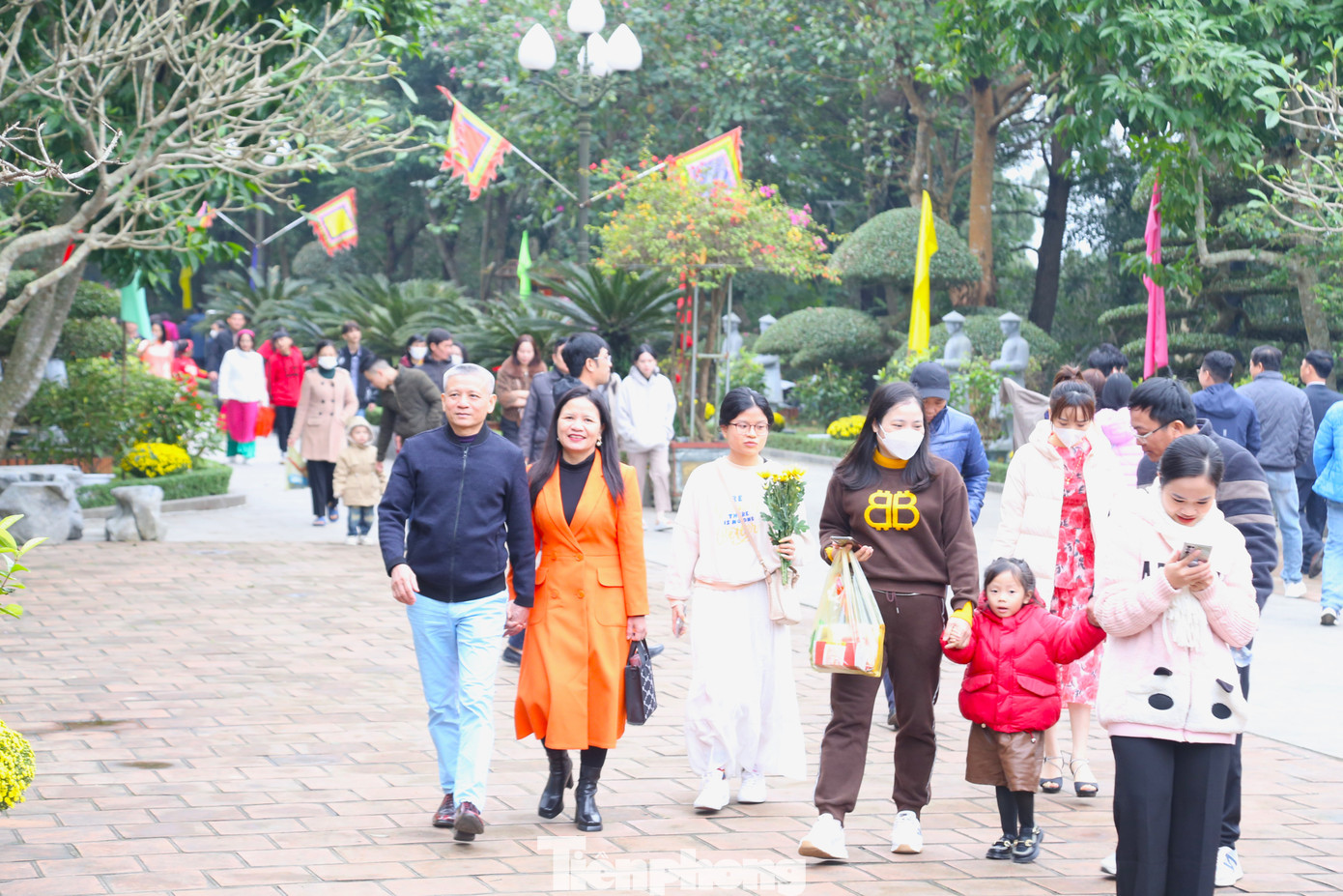 Ghi nhận ngày 31/1(tức mùng 3 Tết Ất Tỵ), rất đông người dân và du khách thập phương đã về đền thờ Hoàng đế Quang Trung để vãn cảnh, chiêm bái, cầu mong một năm mới bình an, phúc lộc, may mắn. Ghi nhận ngày 31/1(tức mùng 3 Tết Ất Tỵ), rất đông người dân và du khách thập phương đã về đền thờ Hoàng đế Quang Trung để vãn cảnh, chiêm bái, cầu mong một năm mới bình an, phúc lộc, may mắn.