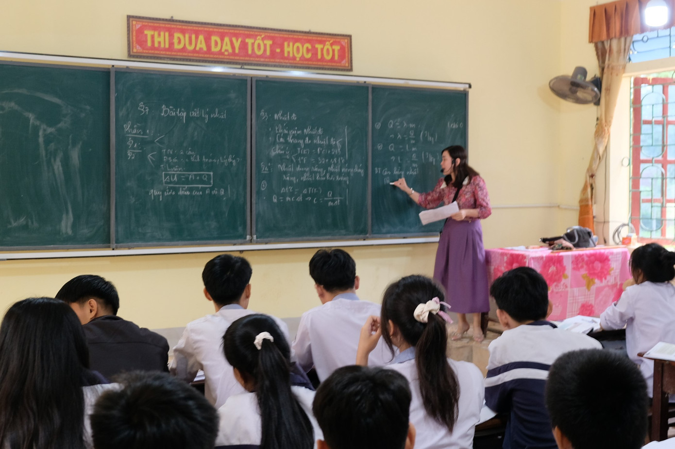 Hơn 20 năm trước, UBND các huyện ở Nghệ An phải tự tuyển dụng hợp đồng giáo viên và nhân viên trường học để đáp ứng nhu cầu giảng dạy. Hơn 20 năm trước, UBND các huyện ở Nghệ An phải tự tuyển dụng hợp đồng giáo viên và nhân viên trường học để đáp ứng nhu cầu giảng dạy.