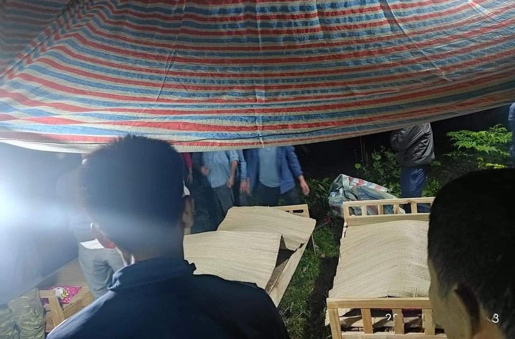 Lực lượng chức năng đã tìm thấy thi thể 3 bố con anh T. Lực lượng chức năng đã tìm thấy thi thể 3 bố con anh T.