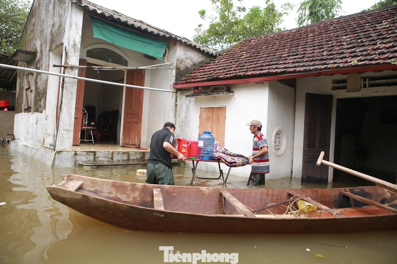 Tạnh mưa, nhiều người dân tranh thủ dọn dẹp nhà cửa