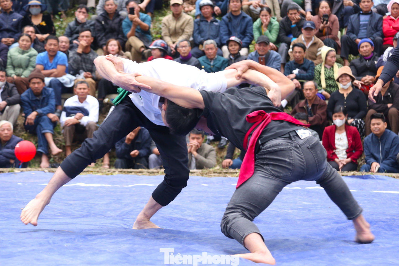 Các đô vật giằng co, sử dụng sức mạnh cơ bắp, sự dẻo dai, sức bền để chế ngự các đòn tấn công của đối thủ.