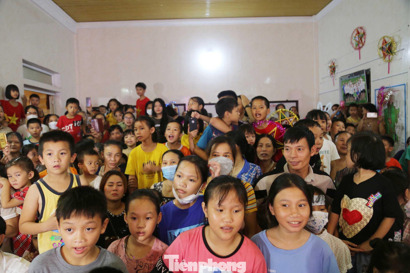 Chương trình thu hút hàng trăm em nhỏ và người dân háo hức tham gia.