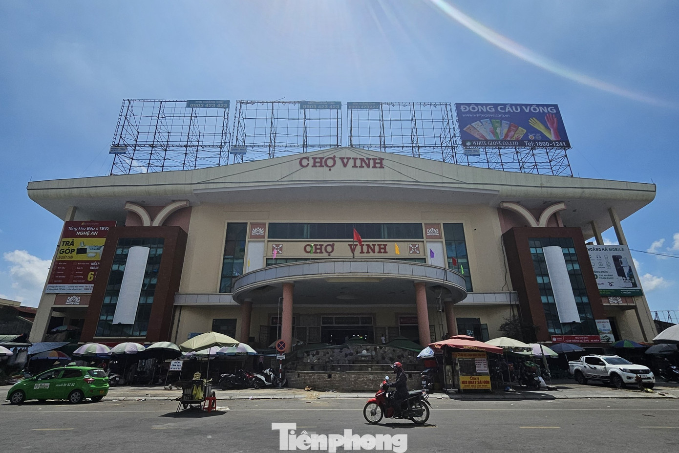 Chợ Vinh là trung tâm thương mại lớn của tỉnh Nghệ An và khu vực Bắc trung Bộ. Công trình được khởi công xây dựng từ năm 2005 và đưa vào sử dụng sau đó 3 năm. Chợ được thiết kế gồm 3 tầng nổi, một tầng hầm, tổng diện tích sàn của 4 tầng là 33.000 m2.