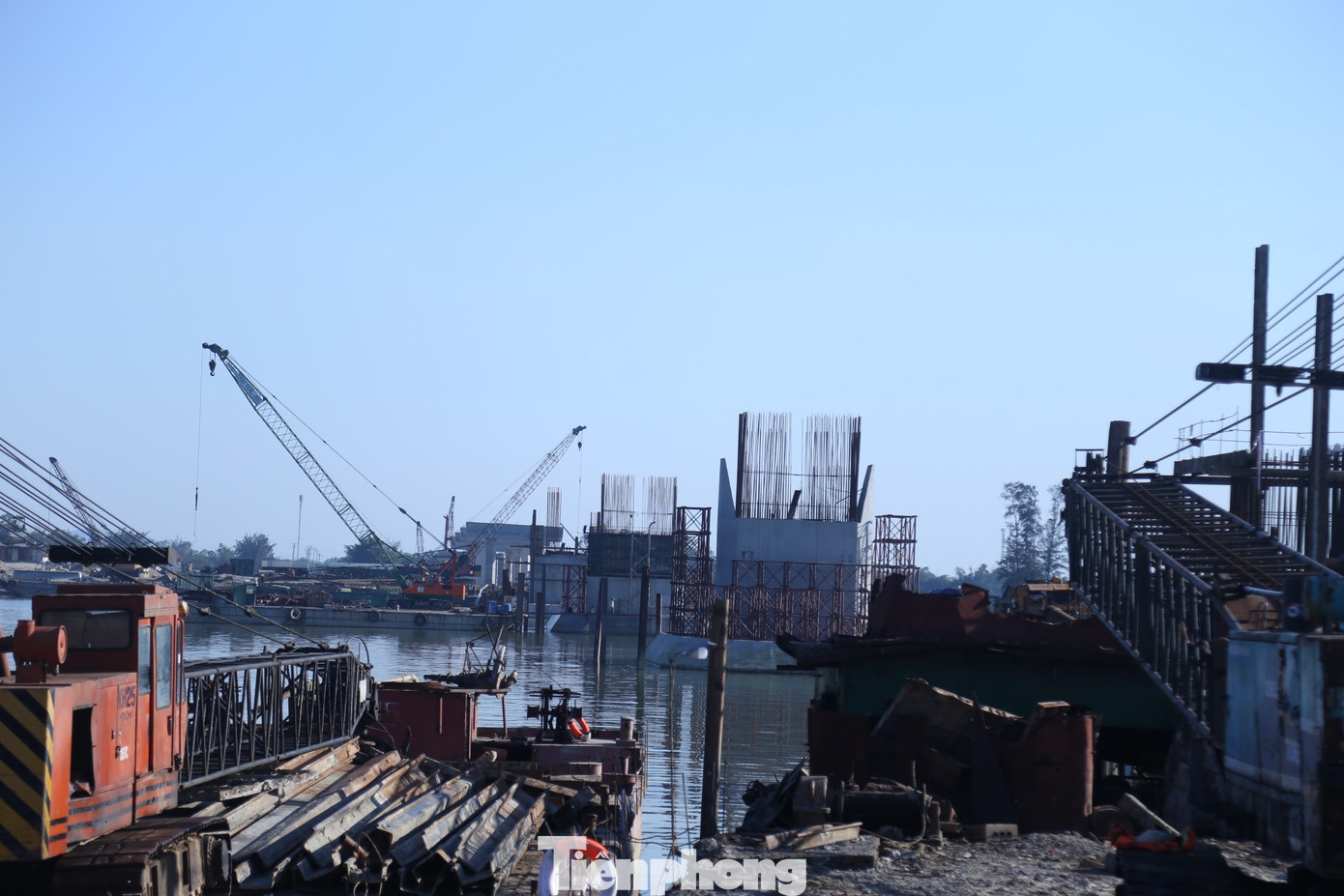 Để thi công cầu Hưng Đức trên sông Lam, con sông có lưu vực lớn và cả độ dốc, nhà thầu phải sử dụng nhiều xà lan cỡ lớn, với máy móc, thiết bị hiện đại.