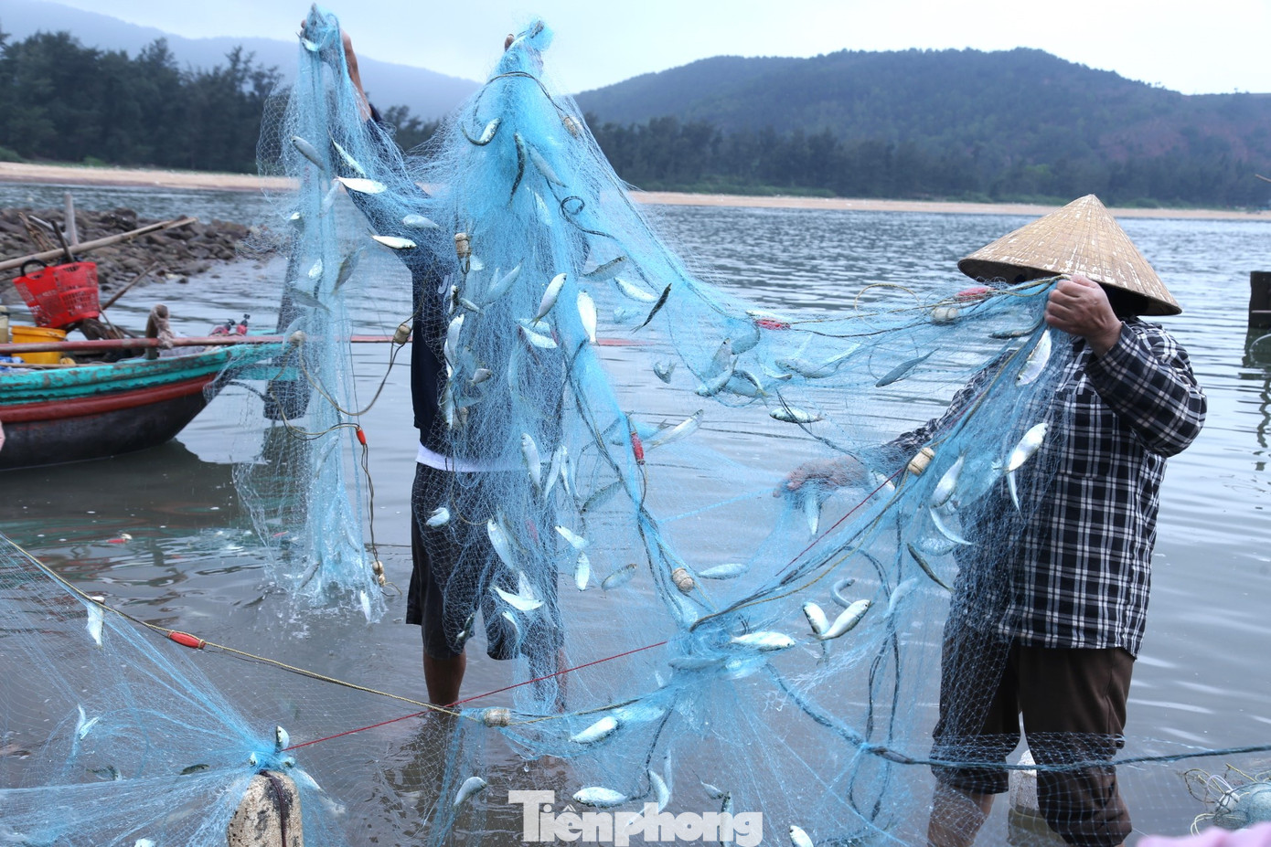 Theo ngư dân địa phương, mùa cá trích bắt đầu từ tháng 3 đến tháng 6,7 dương lịch hằng năm. Những thời điểm này, ngư dân vùng bãi ngang tận dụng thời gian để đi biển kiếm thêm thu nhập. Theo ngư dân địa phương, mùa cá trích bắt đầu từ tháng 3 đến tháng 6,7 dương lịch hằng năm. Những thời điểm này, ngư dân vùng bãi ngang tận dụng thời gian để đi biển kiếm thêm thu nhập.