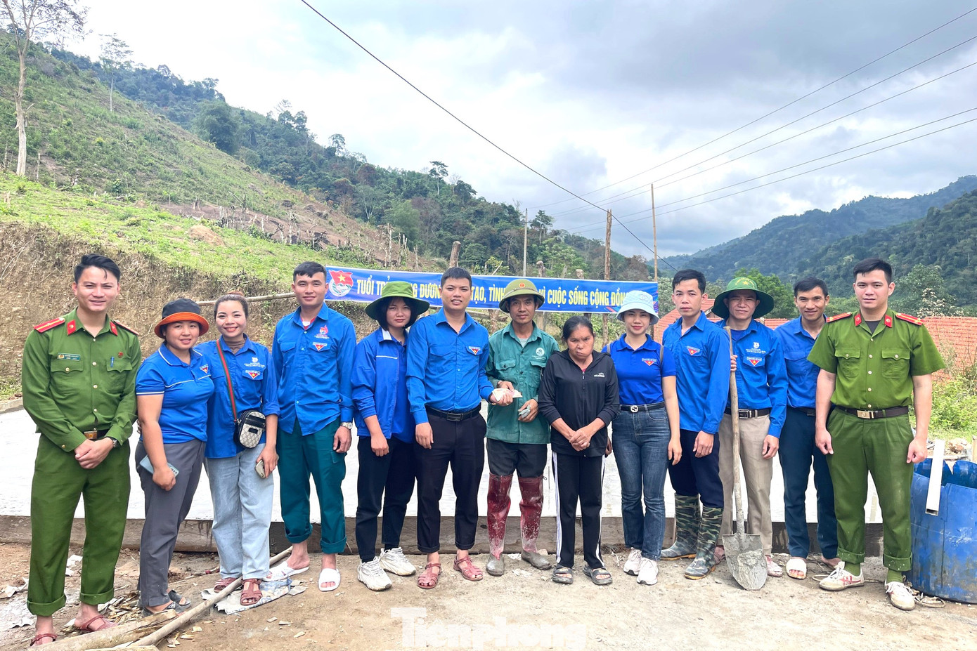 Không chỉ góp ngày công, cán bộ đoàn viên, thanh niên huyện Tương Dương còn đóng góp tiền mặt hỗ trợ các gia đình có hoàn cảnh đặc biệt khó khăn.
