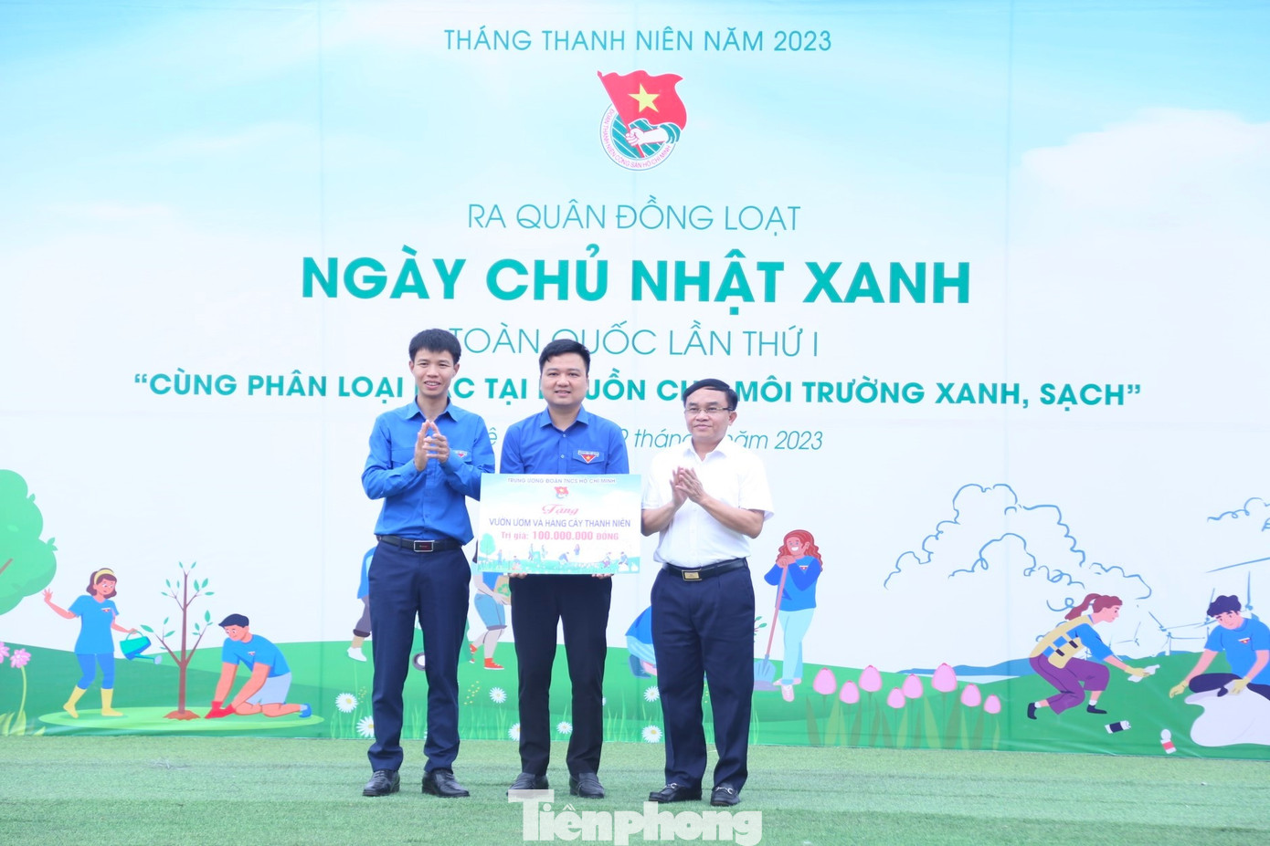 Dịp này, Ban Bí thư Trung ương Đoàn trao tặng 1 vườn ươm thanh niên cho huyện Thanh Chương.