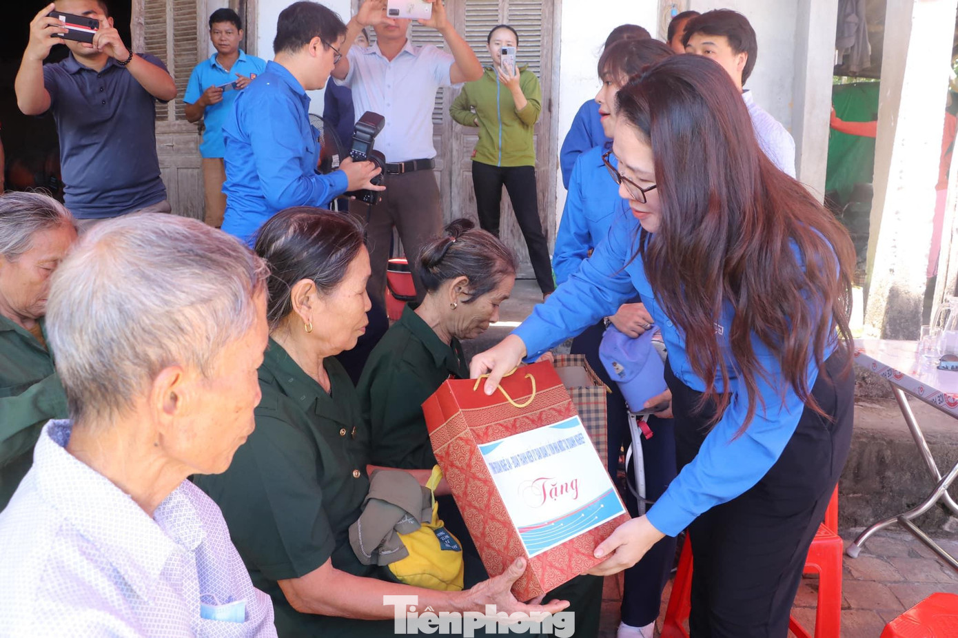 Tặng quà cho các gia đình chính sách, có công với cách mạng