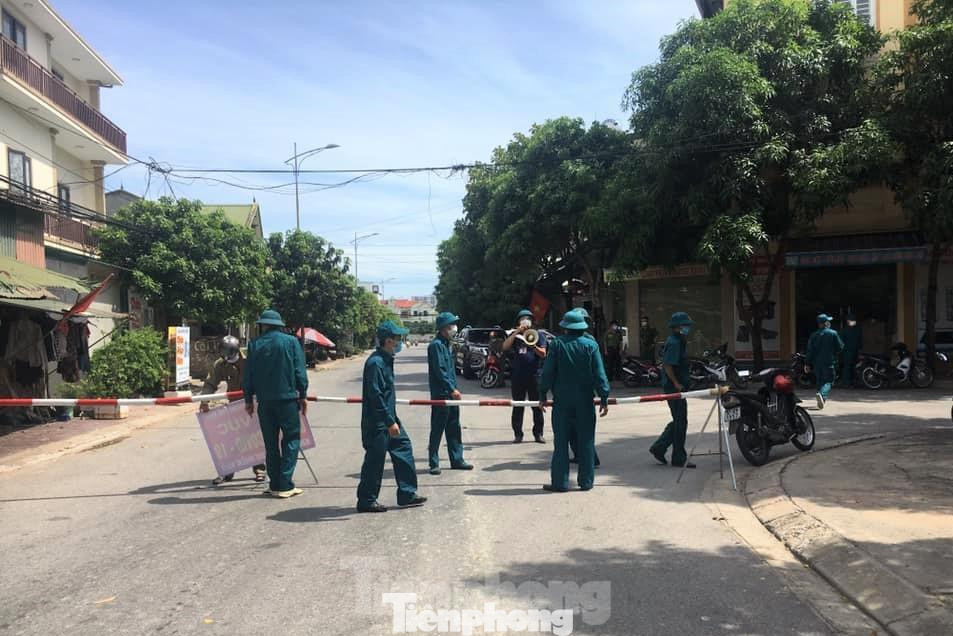 Toàn bộ lực lượng trên địa bàn phường bao gồm công an phường, đoàn viên thanh niên, dân quân,… được huy động để lập các điểm chốt.