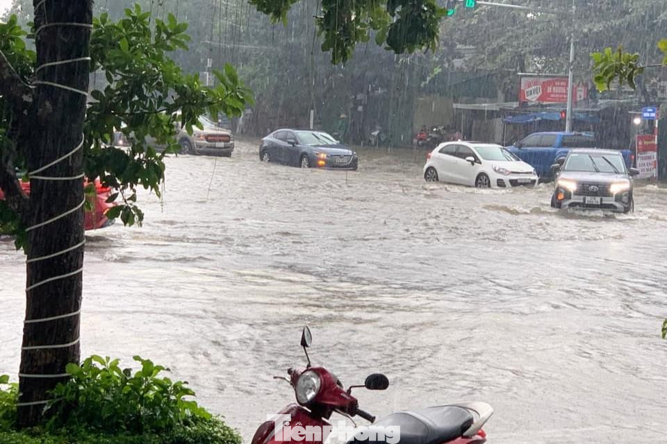 Đường Phan Bội Châu bị ngập sâu, các phương tiện giao thông di chuyển rất khó khăn khi đi qua tuyến đường này.