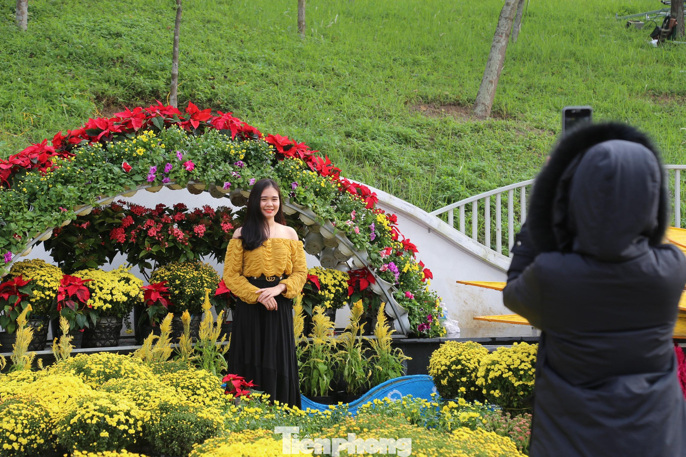 Cùng lưu giữ những khoảnh khắc đẹp trên con đường hoa ngày cuối năm.