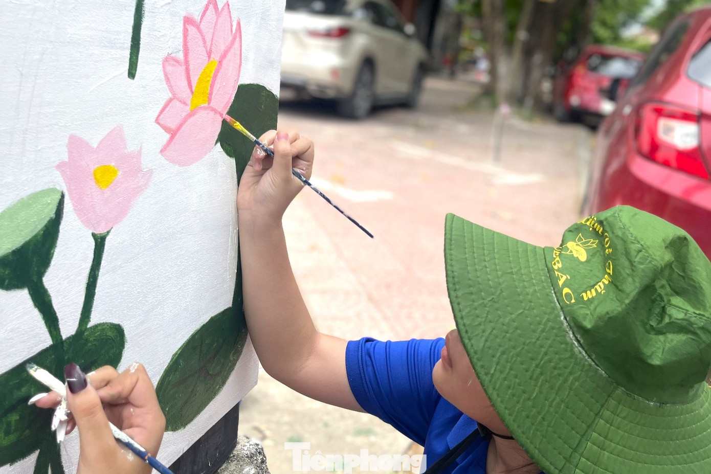 Để thực hiện được các bức họa, đoàn viên thanh niên thường vẽ theo một mẫu hoa nhất định.