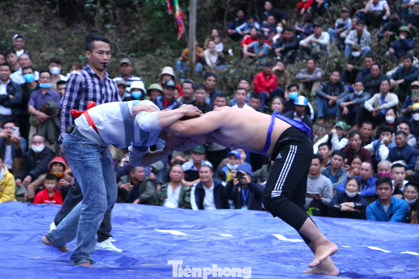 Các đô vật tham gia màn đấu vật là trai tráng trên địa bàn huyện Nam Đàn, chia làm các hạng cân 50-55 kg, 60-65 kg và trên 70 kg.