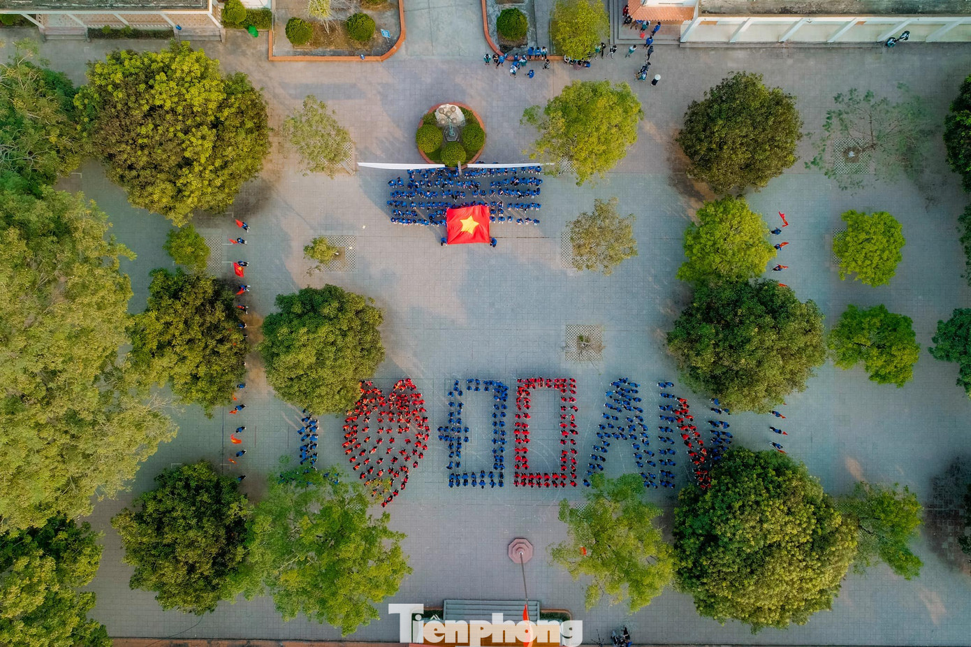 “Không khí tham gia sôi nổi, hào hứng. Các em học sinh đã tham gia nhiệt tình, múa đều và đẹp; các trường chuẩn bị tốt để tham gia Hội thi, sáng tạo trong đội hình, xếp chữ khi múa và đồng diễn, kết hợp tốt với âm nhạc, mang lại những hình ảnh đẹp cho khuôn viên nhà trường, hoạt động vui tươi, sôi nổi, bổ ích và thiết thực cho học sinh”, anh Minh chia sẻ. “Không khí tham gia sôi nổi, hào hứng. Các em học sinh đã tham gia nhiệt tình, múa đều và đẹp; các trường chuẩn bị tốt để tham gia Hội thi, sáng tạo trong đội hình, xếp chữ khi múa và đồng diễn, kết hợp tốt với âm nhạc, mang lại những hình ảnh đẹp cho khuôn viên nhà trường, hoạt động vui tươi, sôi nổi, bổ ích và thiết thực cho học sinh”, anh Minh chia sẻ.