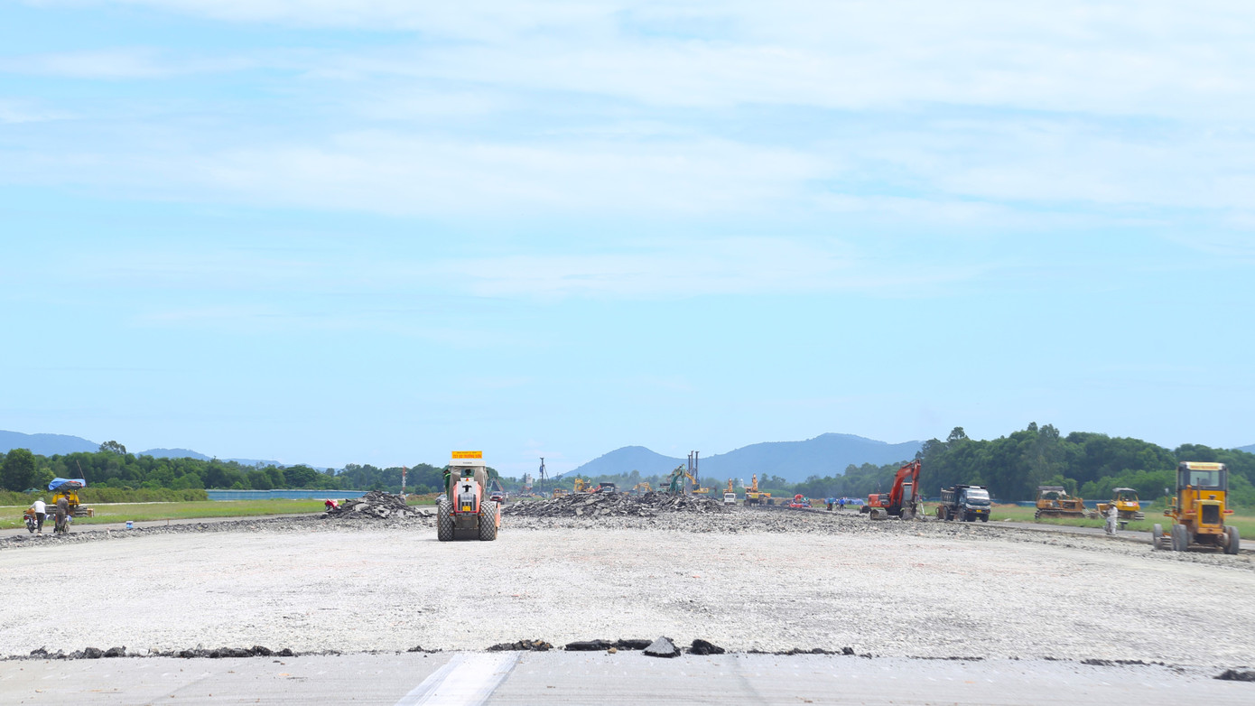 Khu vực đường băng được sửa chữa, nâng cấp đảm bảo an toàn khai thác. Hạng mục nâng cấp đường băng có vốn đầu tư hơn 623 tỷ đồng Khu vực đường băng được sửa chữa, nâng cấp đảm bảo an toàn khai thác. Hạng mục nâng cấp đường băng có vốn đầu tư hơn 623 tỷ đồng
