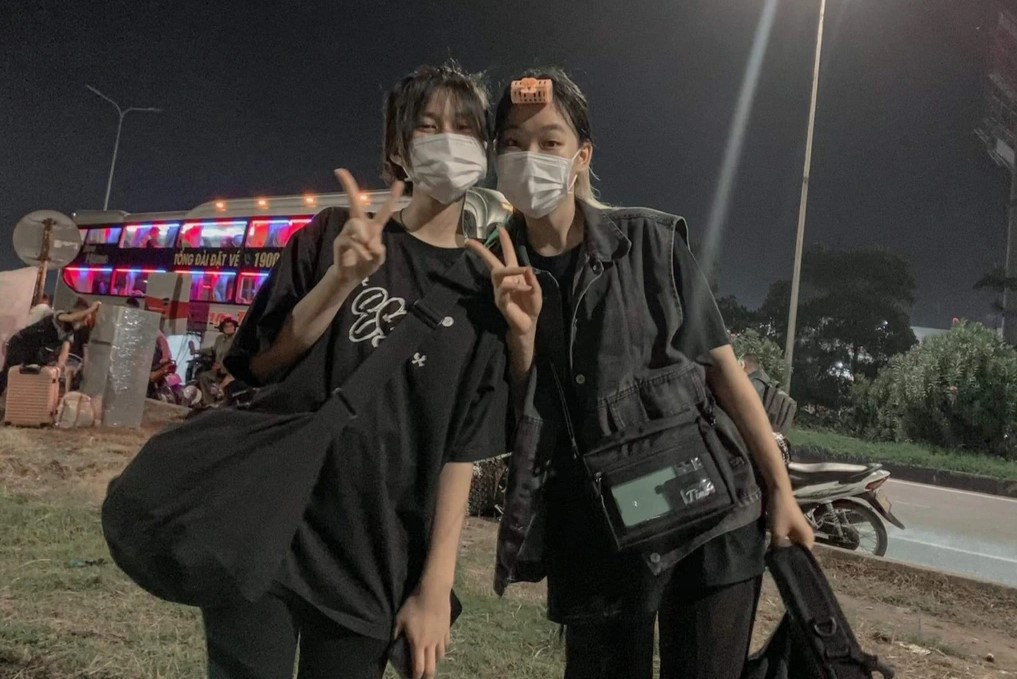 Kết thúc kỳ thi THPT quốc gia, Nhung và Vy bắt chuyến xe đêm ra Bắc Ninh làm công nhân thời vụ.