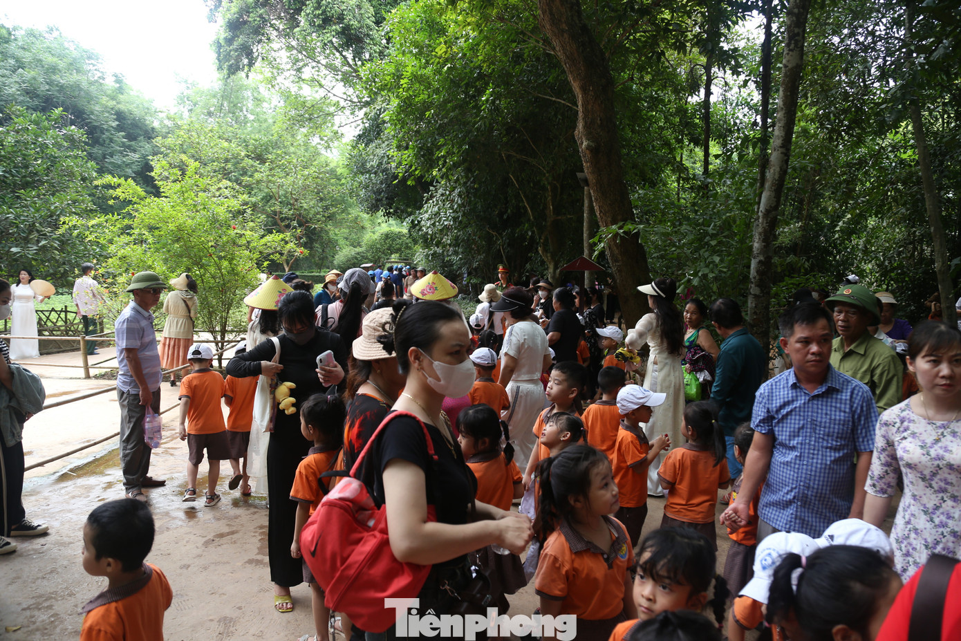 Con đường dẫn vào làng Sen quê nội Bác Hồ những ngày tháng 5 này tấp nập du khách.